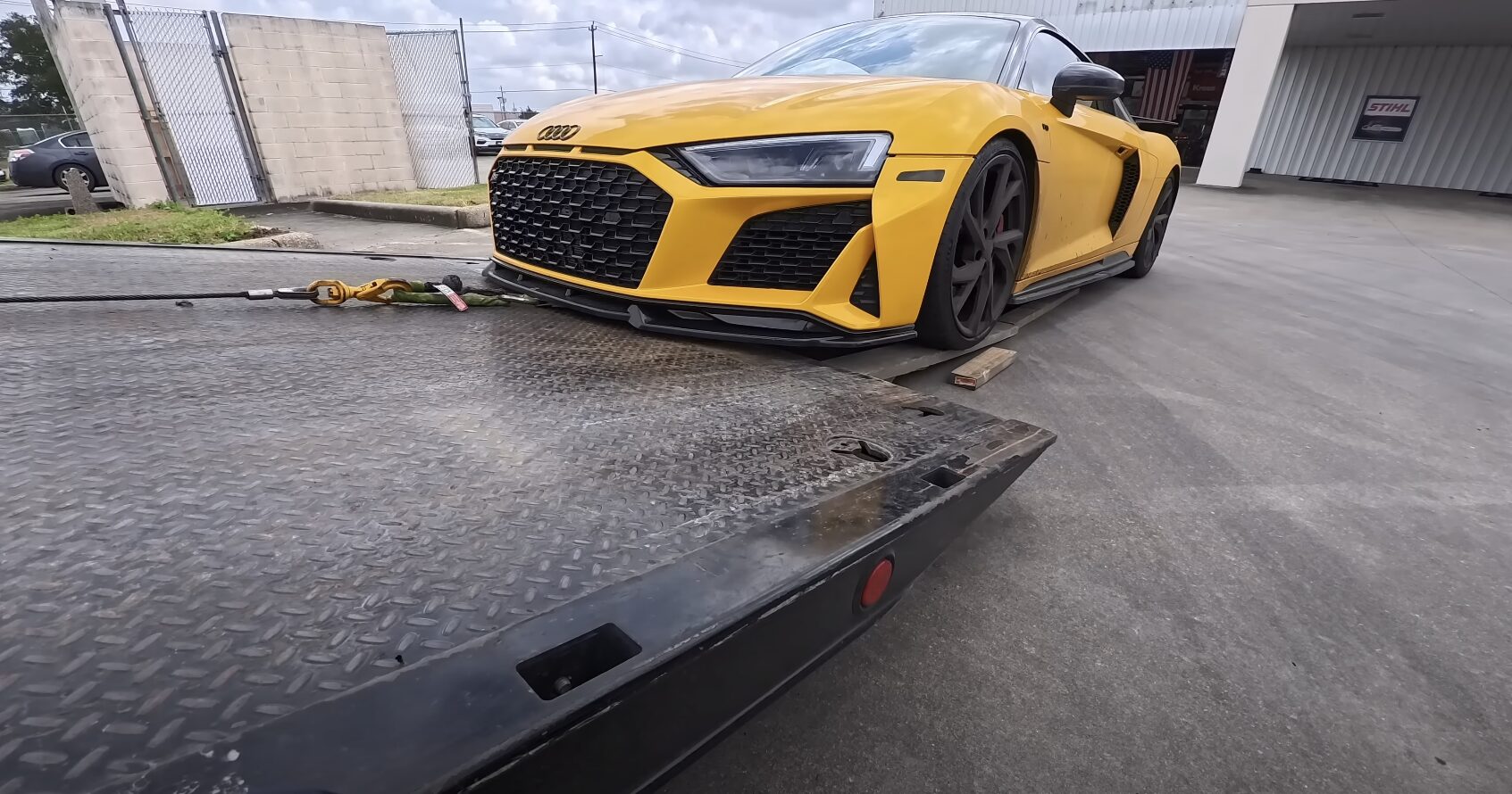 Flatbed Towing - Reliable emergency towing Flatbed Towing - Professional towing service in Pembroke Pines, FL